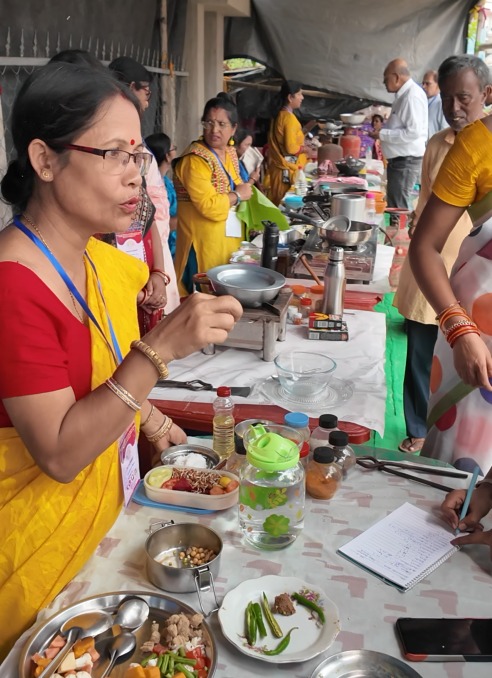 Women cooking with local ingredients at the nutritious cooking competition